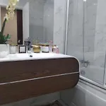 Luxury 3 Bedroom Penthouse With Private Garage Apartment *