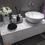 Luxury 3 Bedroom Penthouse With Private Garage *