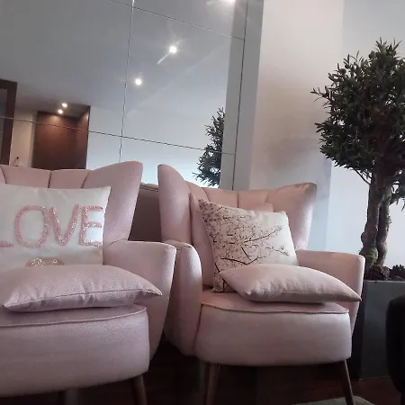 Luxury 3 Bedroom Penthouse With Private Garage Apartment *