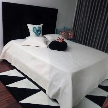 Luxury 3 Bedroom Penthouse With Private Garage Appartamento