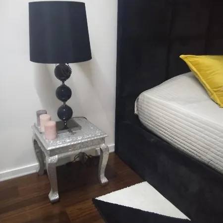 Luxury 3 Bedroom Penthouse With Private Garage Apartment *