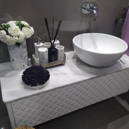 Luxury 3 Bedroom Penthouse With Private Garage *