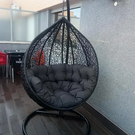 Luxury 3 Bedroom Penthouse With Private Garage Apartamento