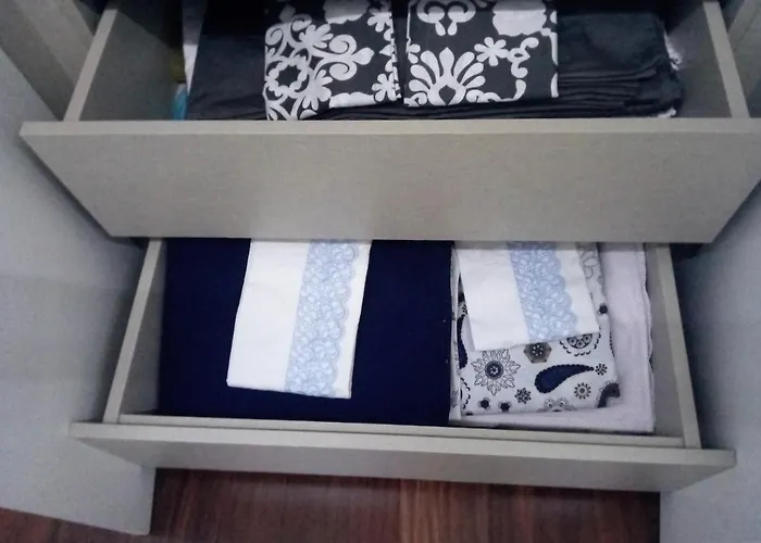 Luxury 3 Bedroom Penthouse With Private Garage Apartment *