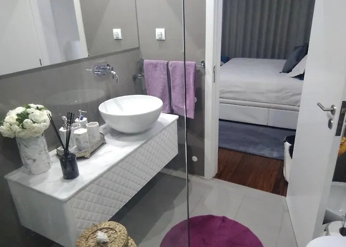 Luxury 3 Bedroom Penthouse With Private Garage Apartment *