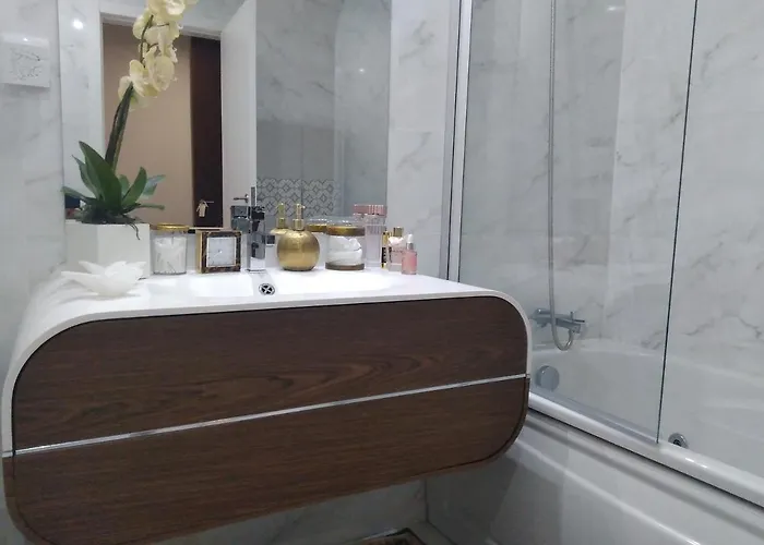 Luxury 3 Bedroom Penthouse With Private Garage Apartment *