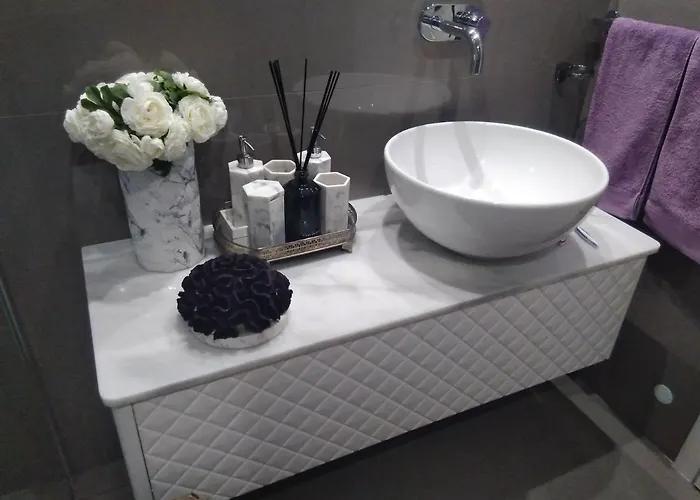 Luxury 3 Bedroom Penthouse With Private Garage *